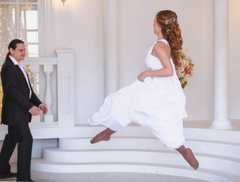 Танец-на-свадьбе-жених-и-невеста